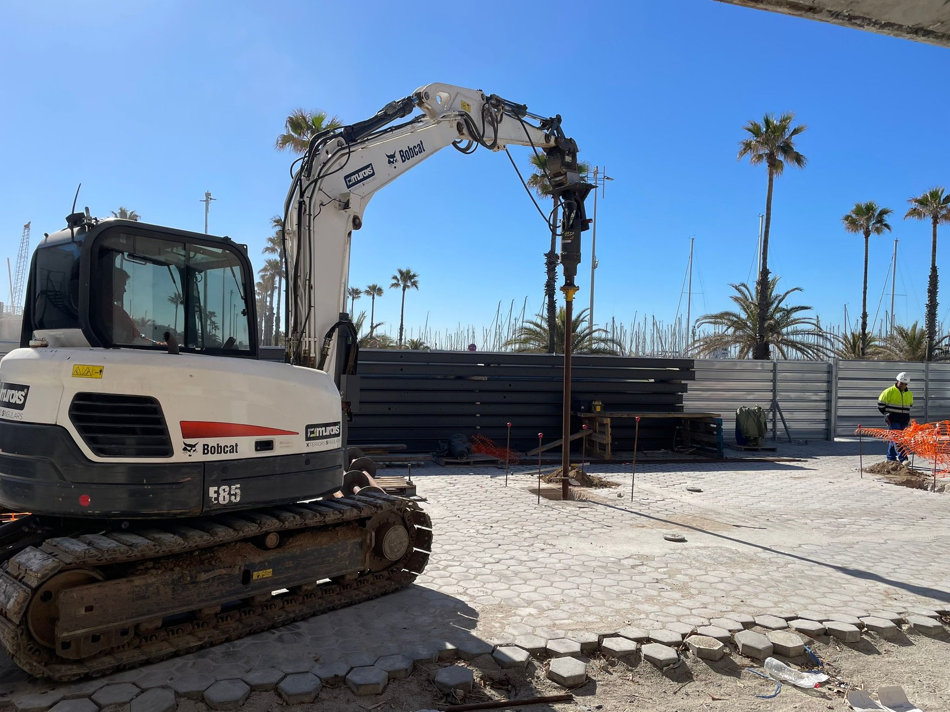Instalación de pilote helicoidal con cabezal montado en excavadora