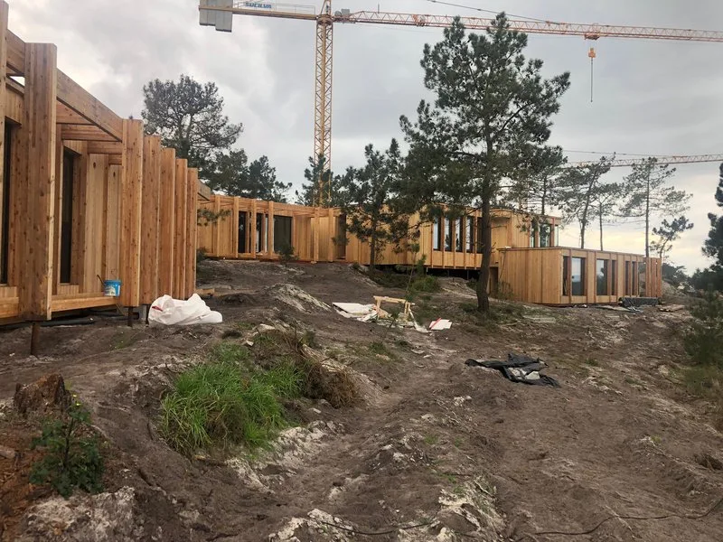 Edificio residencial sobre cimentación de pilotes helicoidales