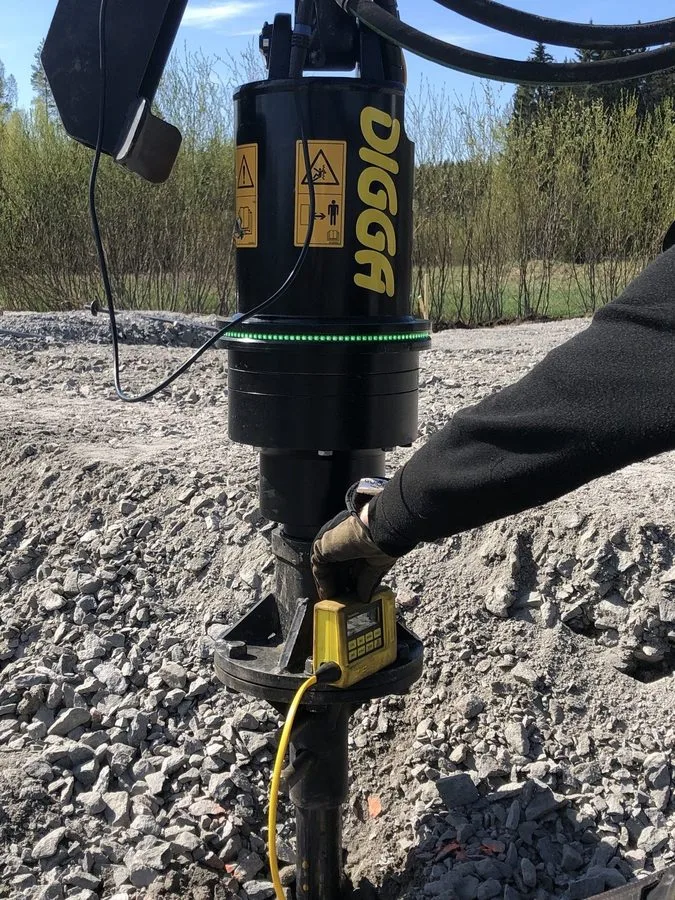 Primer plano de cabezal de accionamiento Digga instalando pilotes helicoidales para cimentaciones de invernadero en Cassandras Tr&auml;dg&aring;rd, Porvoo