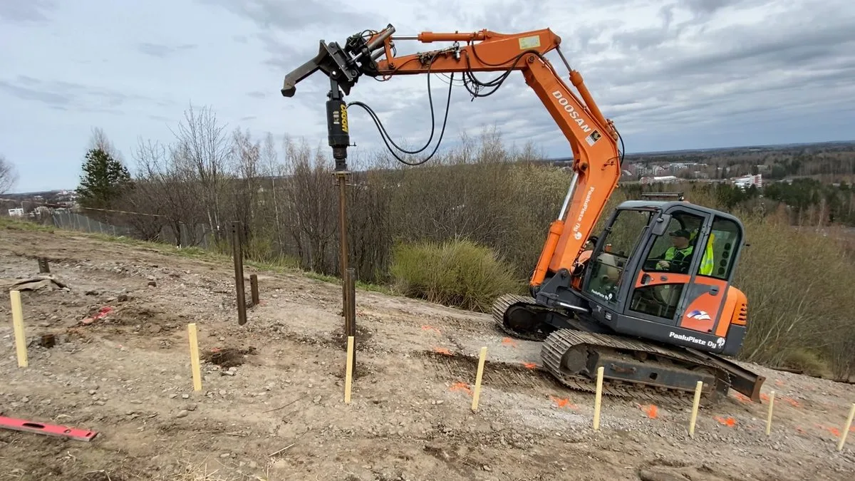 Instalación de pilotes helicoidales en ladera empinada para la escalera de fitness de Jätemäki, Helsinki