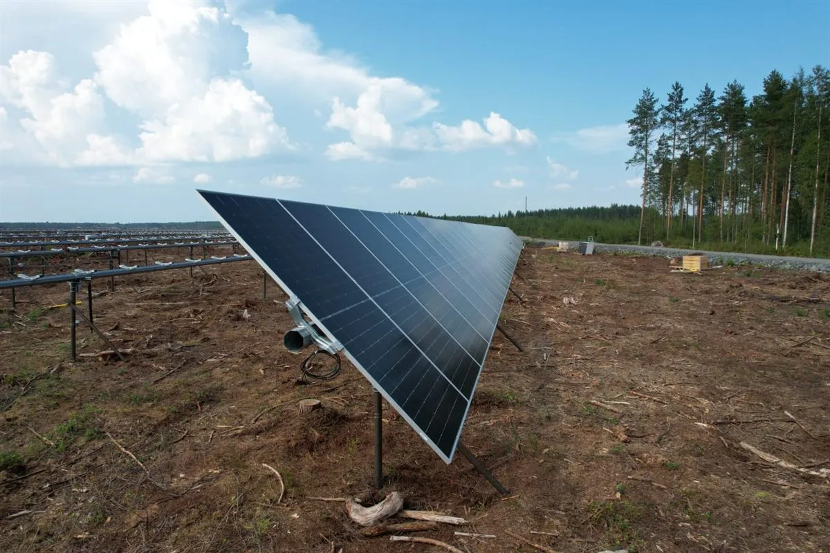 Panells solars acabats sobre fonamentacions de pilots helicoïdals
