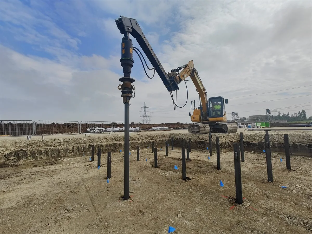 Instalación de pilotes helicoidales para recinto eléctrico, Kent, Reino Unido