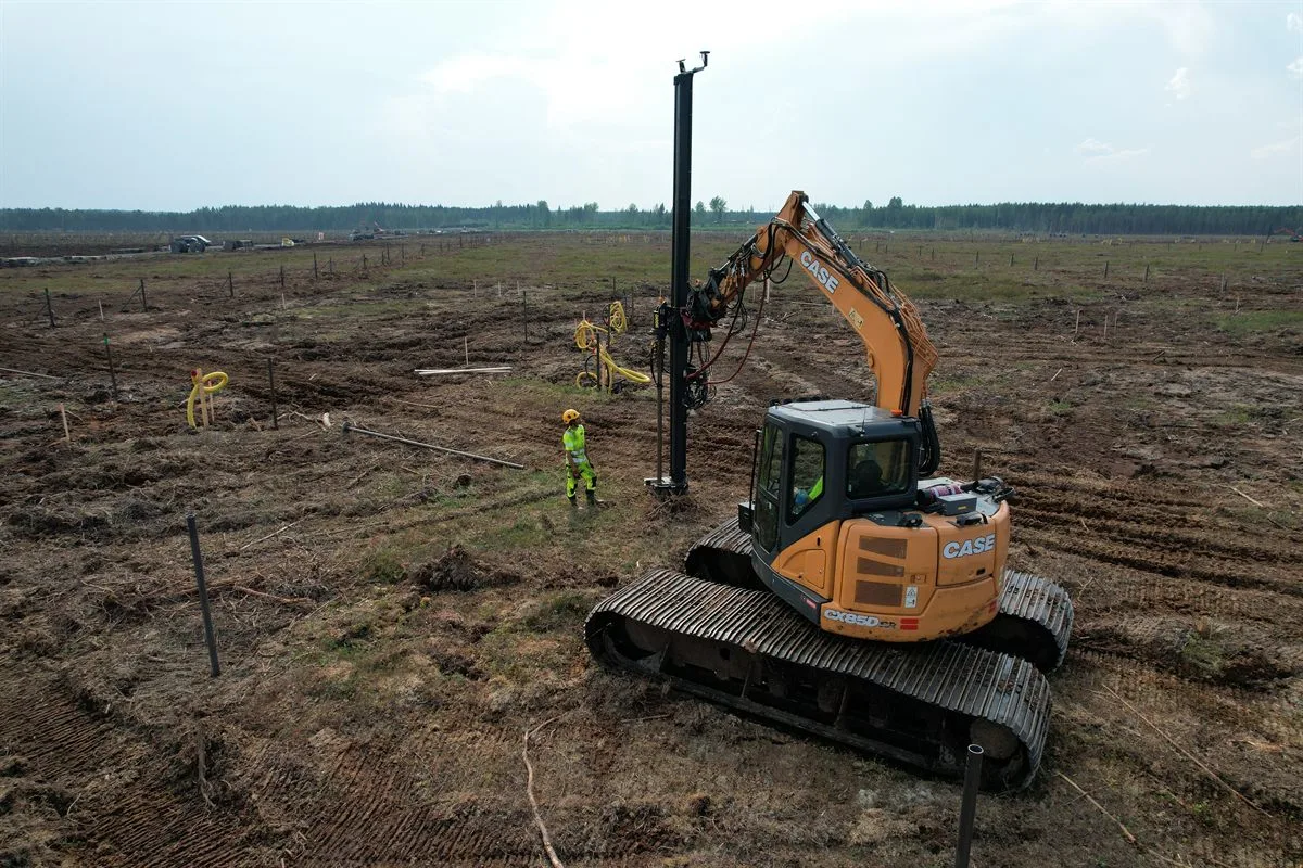 Excavadora instalando pilotes